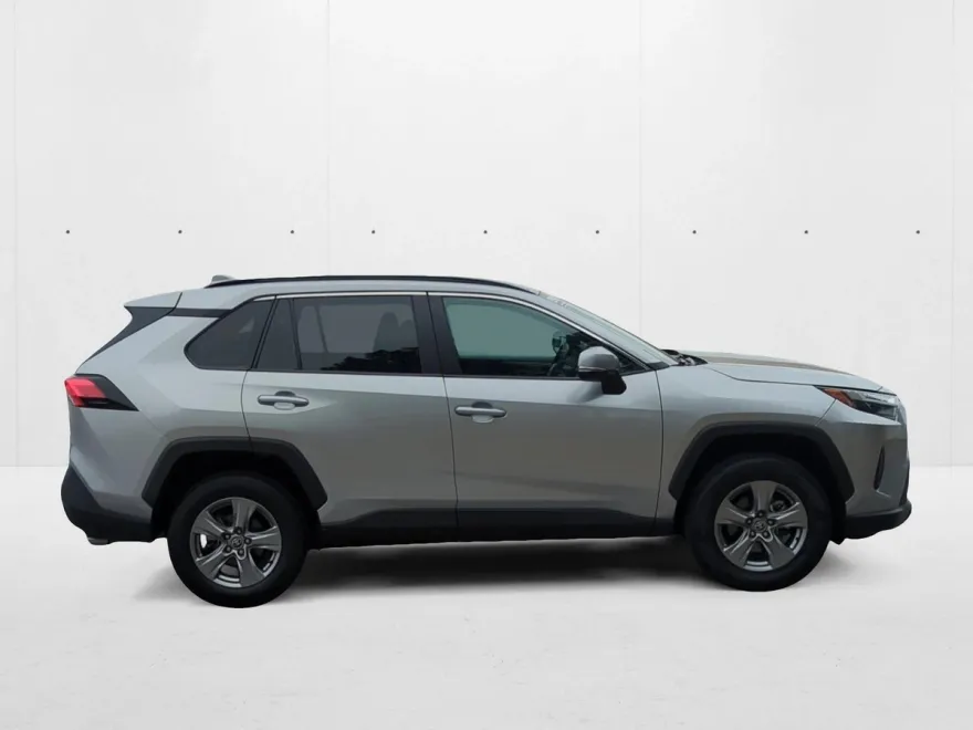 2024 Toyota RAV4 XLE photo 1