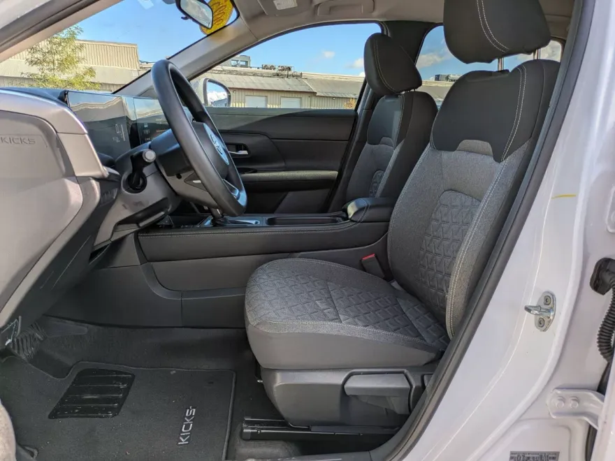 2025 Nissan Kicks SV photo 1