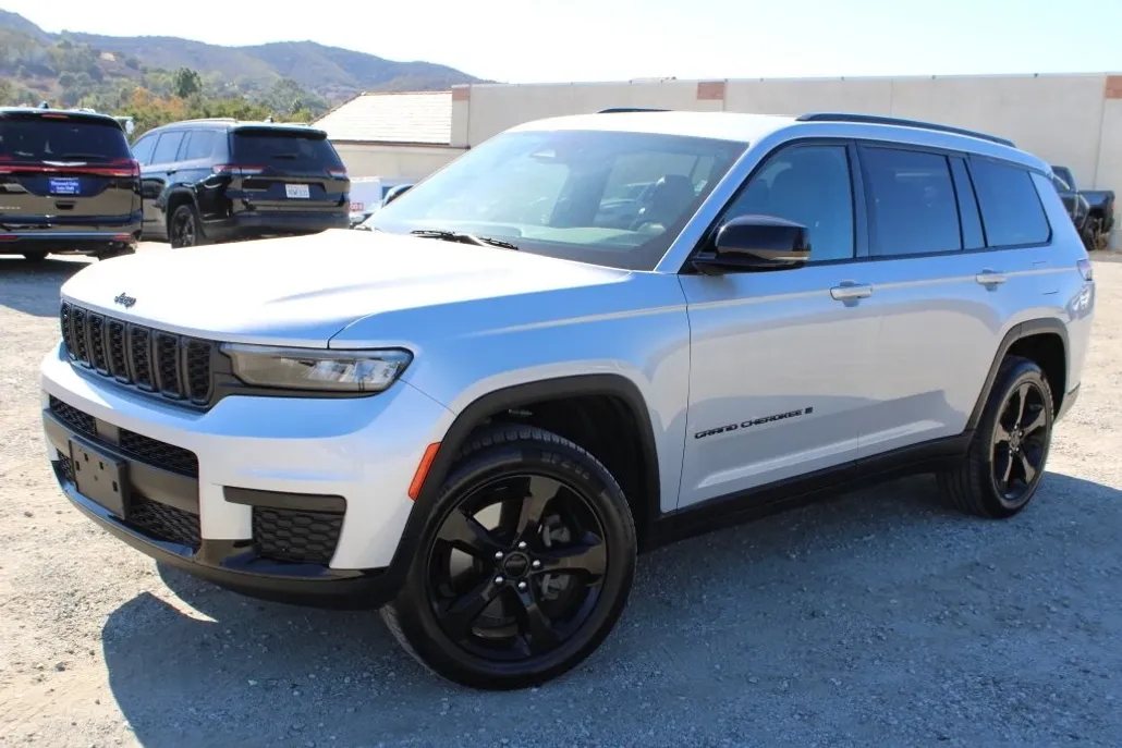 2023 Jeep Grand Cherokee Altitude photo 1
