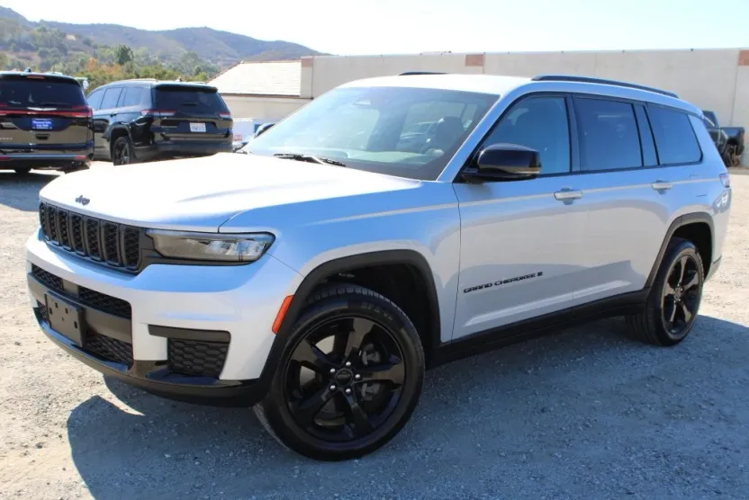 2023 Jeep Grand Cherokee Altitude photo 1