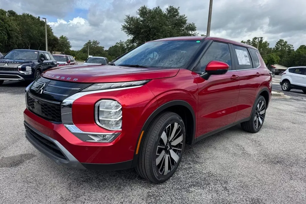 2025 Mitsubishi Outlander SE photo 1