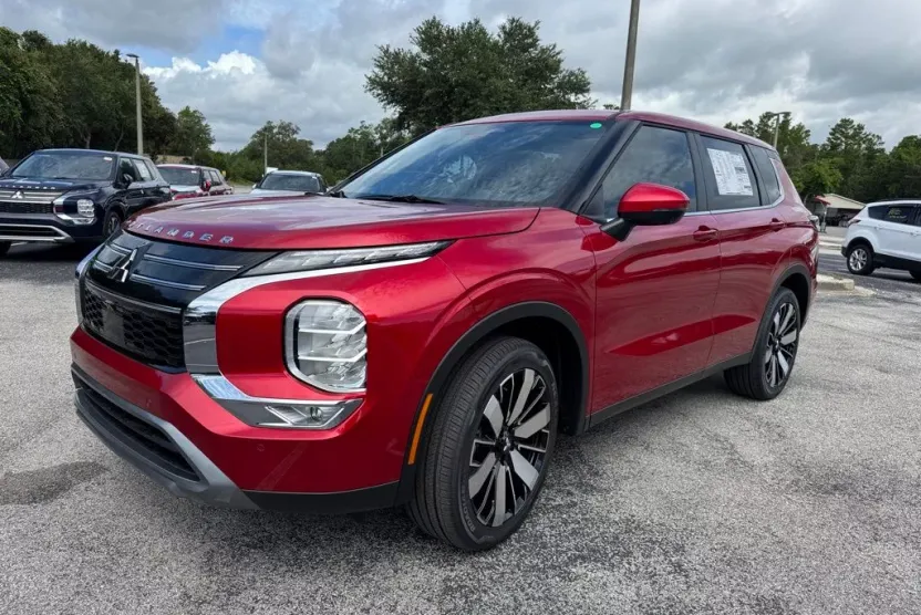 2025 Mitsubishi Outlander SE photo 1