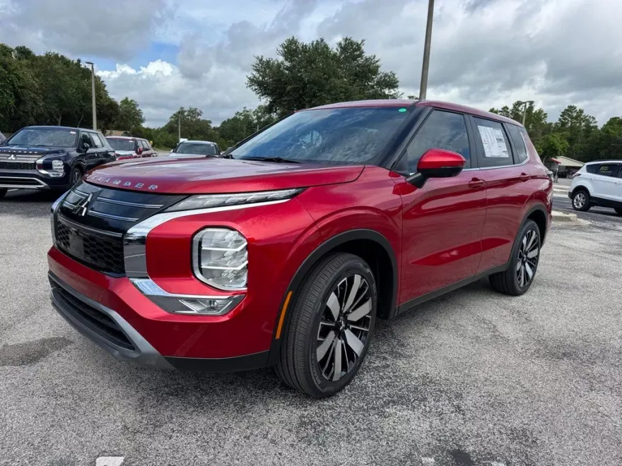2025 Mitsubishi Outlander SE photo 1