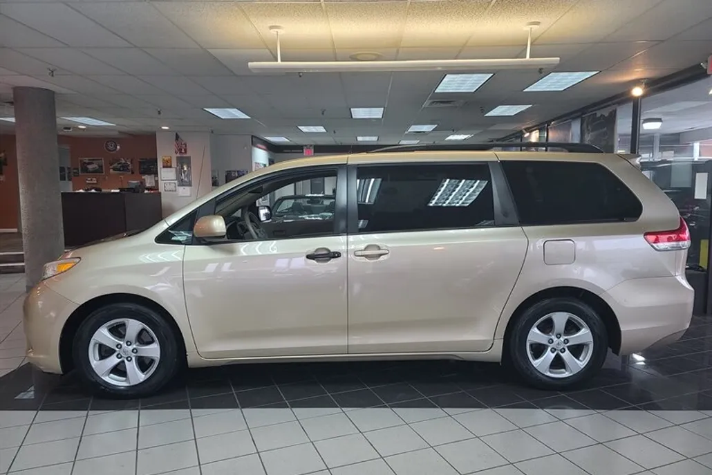 2014 Toyota Sienna LE photo 1