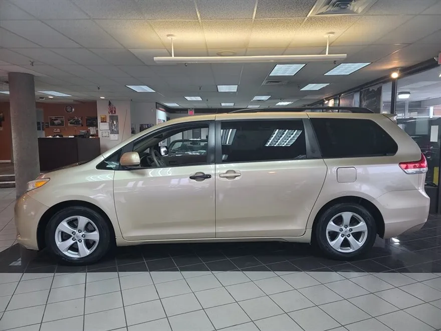 2014 Toyota Sienna LE photo 1