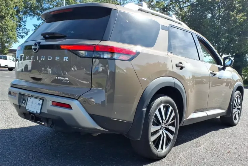 2023 Nissan Pathfinder Platinum photo 1