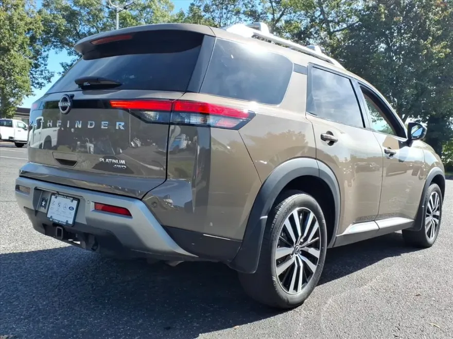 2023 Nissan Pathfinder Platinum photo 1