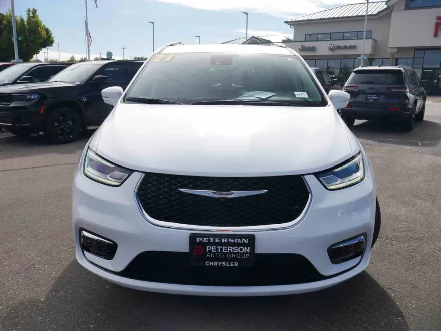 2021 Chrysler Pacifica Touring L photo 1