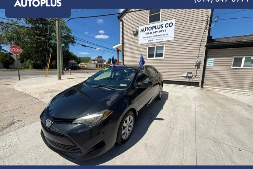 2019 Toyota Corolla LE photo 1