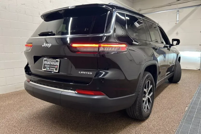 2024 Jeep Grand Cherokee Limited photo 1