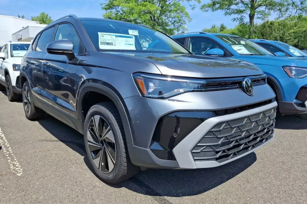 2025 Volkswagen Taos SE photo 1