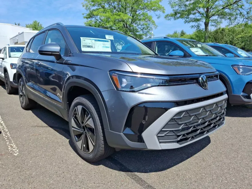 2025 Volkswagen Taos SE photo 1