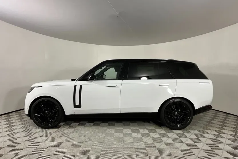 2025 Land Rover Range Rover SE photo 1