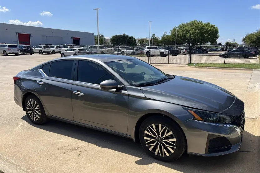 2023 Nissan Altima 2.5 SV photo 1