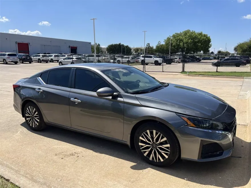 2023 Nissan Altima 2.5 SV photo 1