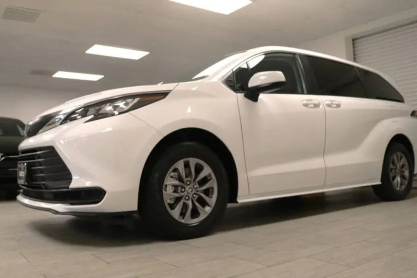 2022 Toyota Sienna LE photo 1
