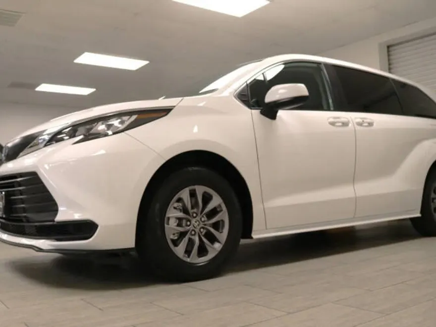 2022 Toyota Sienna LE photo 1