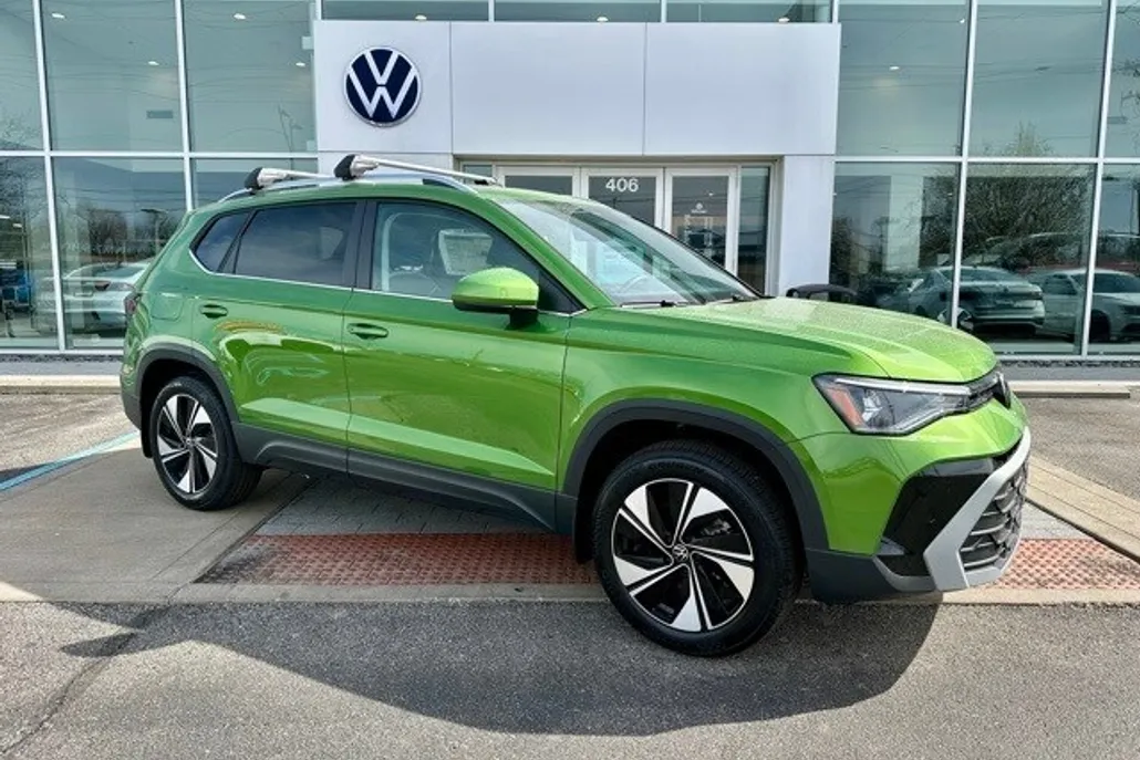 2025 Volkswagen Taos SE photo 1