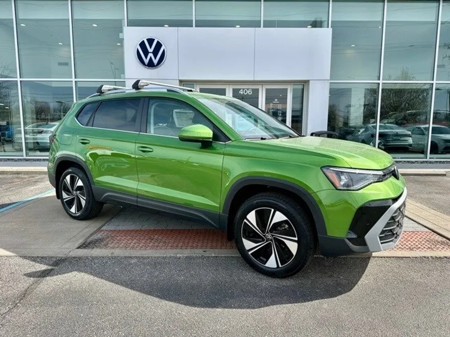 2025 Volkswagen Taos SE photo 1