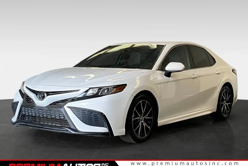 2022 Toyota Camry SE photo 1