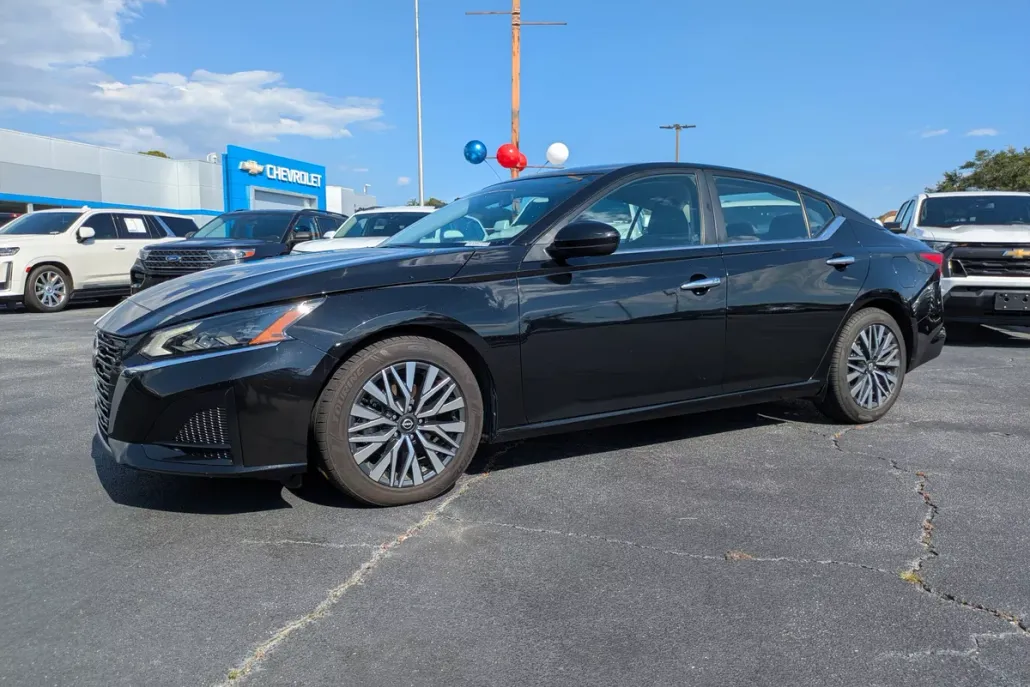 2023 Nissan Altima 2.5 SV photo 1