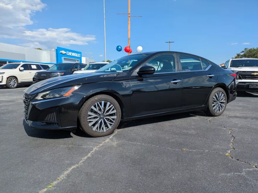 2023 Nissan Altima 2.5 SV photo 1