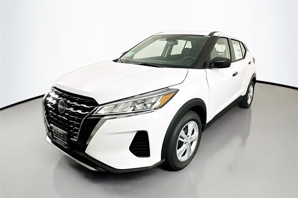 2025 Nissan Kicks Play S photo 1