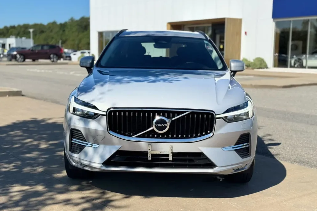 2022 Volvo XC60 B5 Momentum photo 1