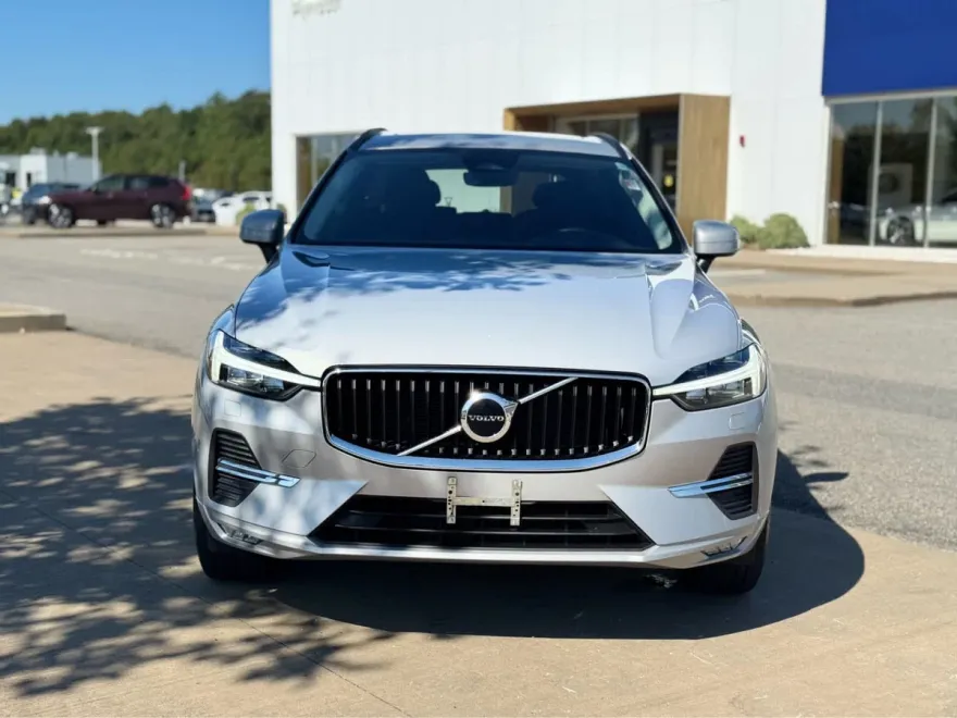 2022 Volvo XC60 B5 Momentum photo 1