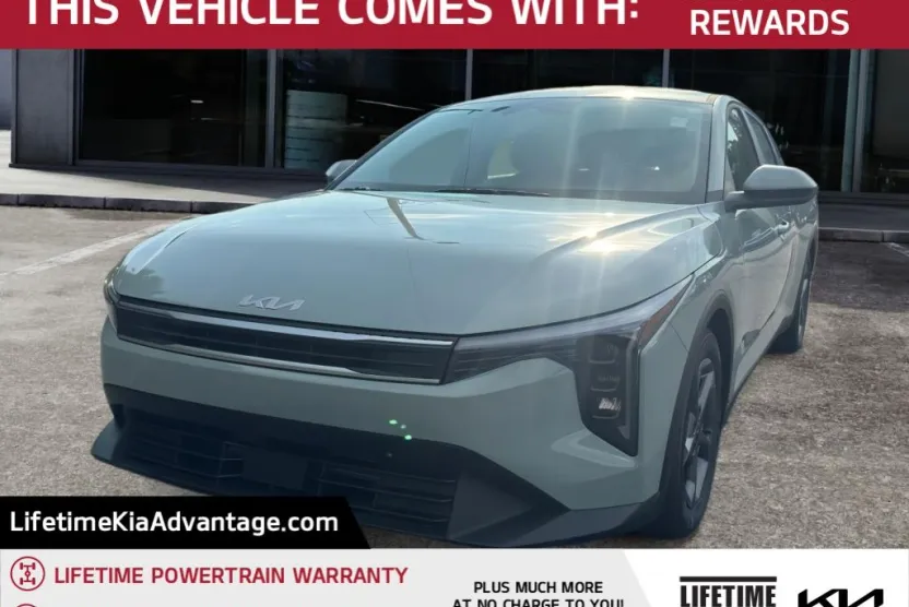 2025 Kia K4 LXS photo 1