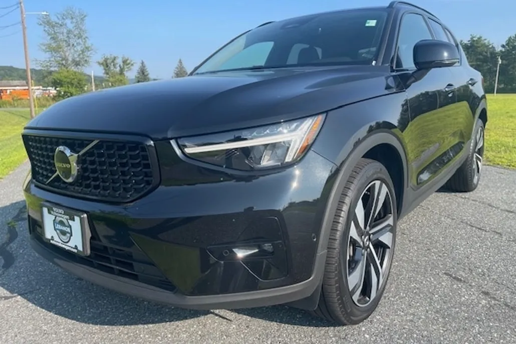 2025 Volvo XC40 Plus photo 1