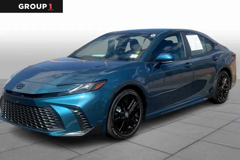 2025 Toyota Camry SE photo 1