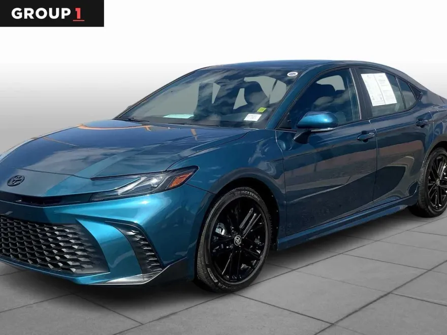 2025 Toyota Camry SE photo 1