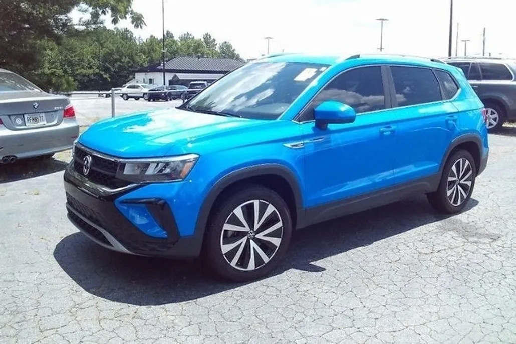 2022 Volkswagen Taos SE photo 1