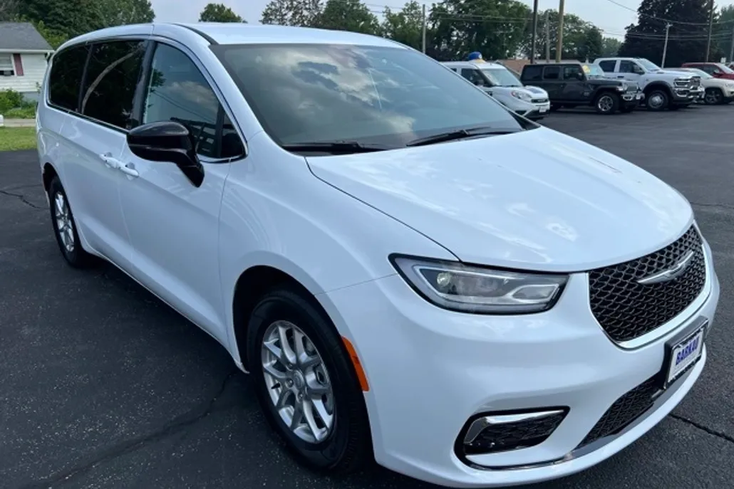 2026 Chrysler Pacifica photo 1