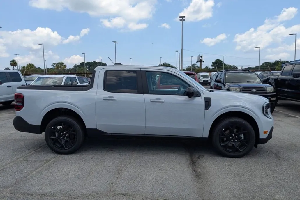 2025 Ford Maverick Lariat photo 1