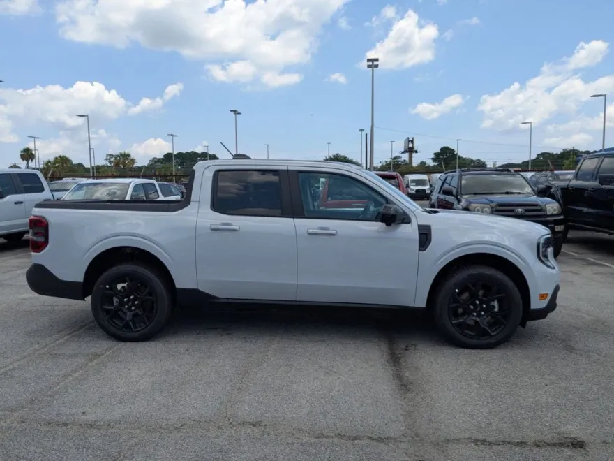 2025 Ford Maverick Lariat photo 1