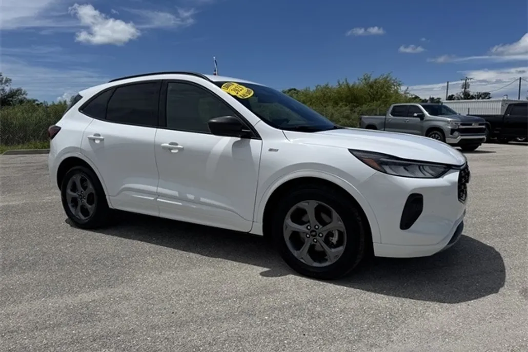 2023 Ford Escape ST-Line photo 1