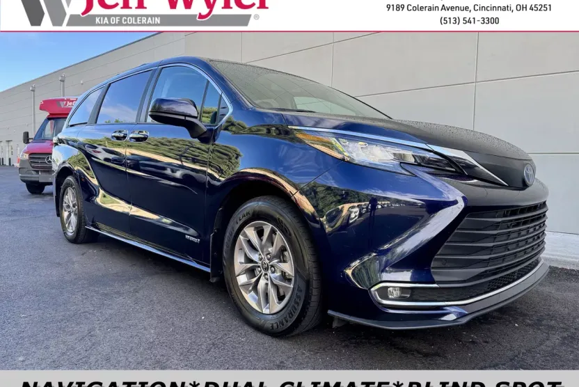 2021 Toyota Sienna XLE photo 1