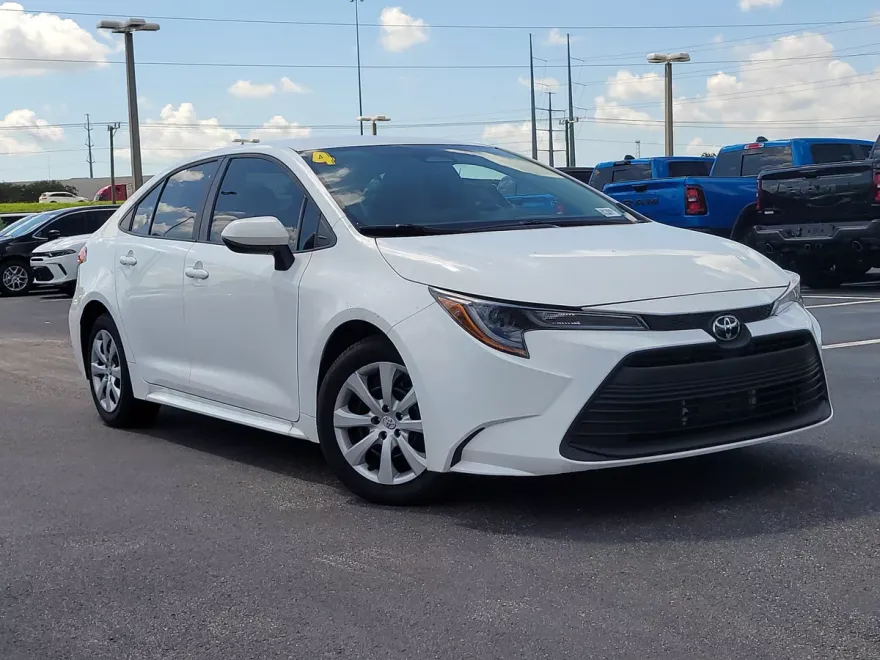 2024 Toyota Corolla LE photo 1