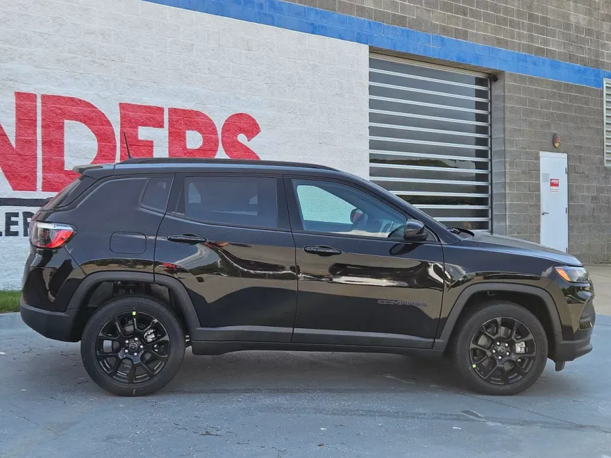 2025 Jeep Compass North Edition Latitude photo 1