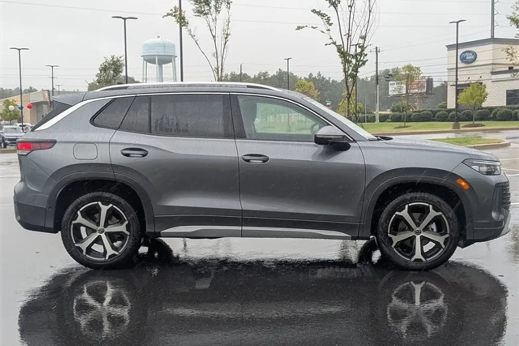 2025 Volkswagen Tiguan SE photo 1