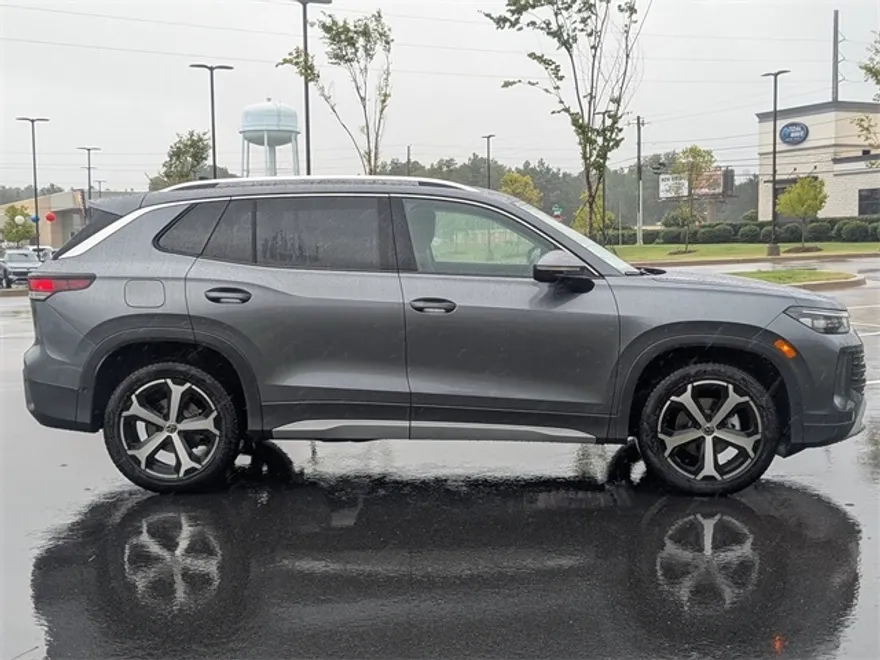 2025 Volkswagen Tiguan SE photo 1