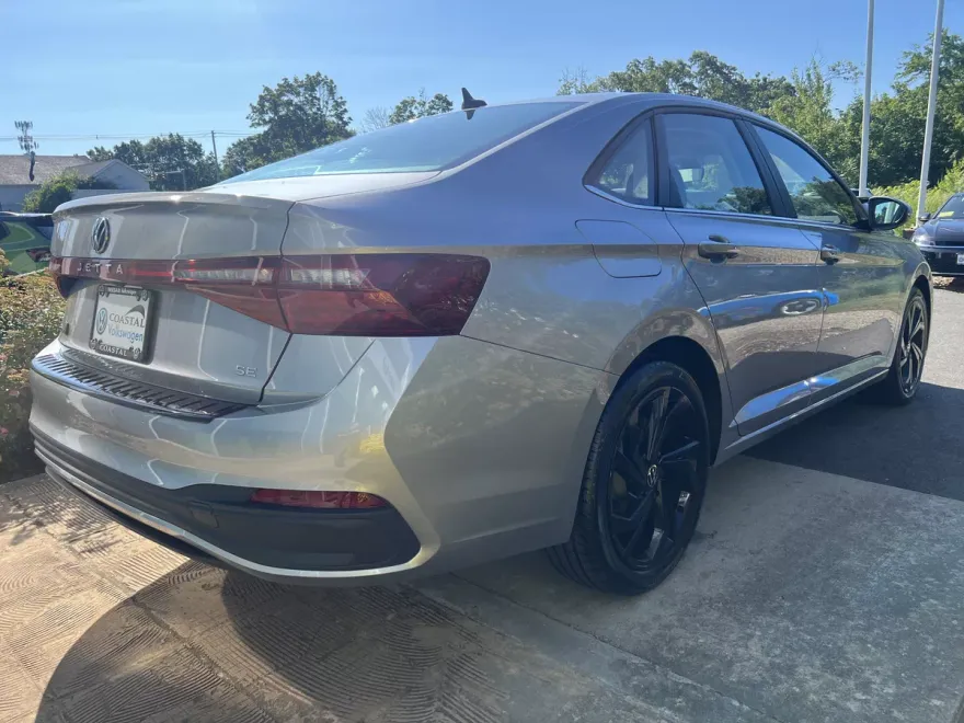 2025 Volkswagen Jetta SE photo 1