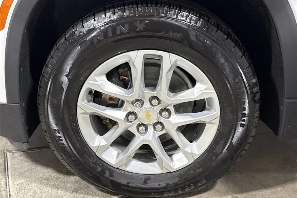 2023 Chevrolet Traverse LS photo 1