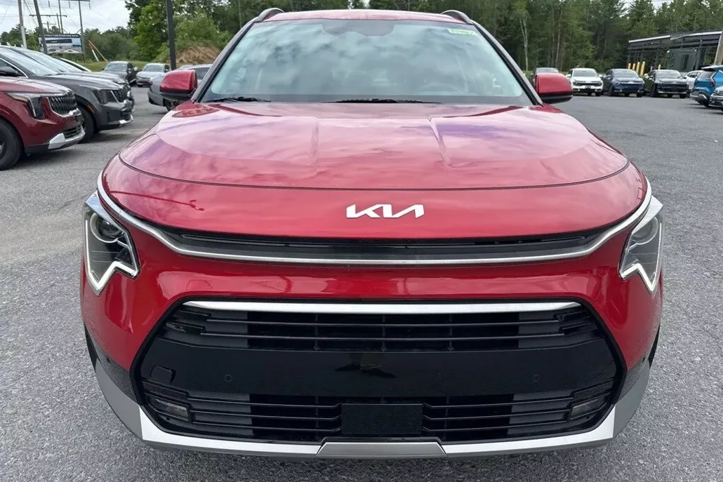 2025 Kia Niro SX photo 1