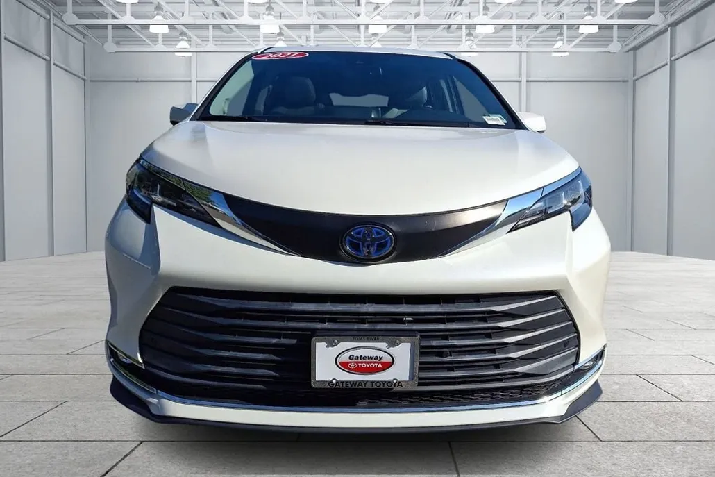 2021 Toyota Sienna XLE photo 1