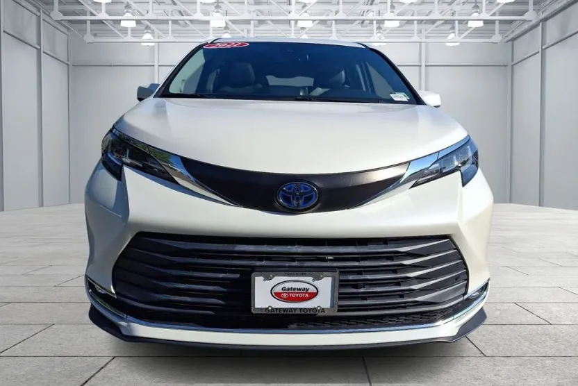 2021 Toyota Sienna XLE photo 1