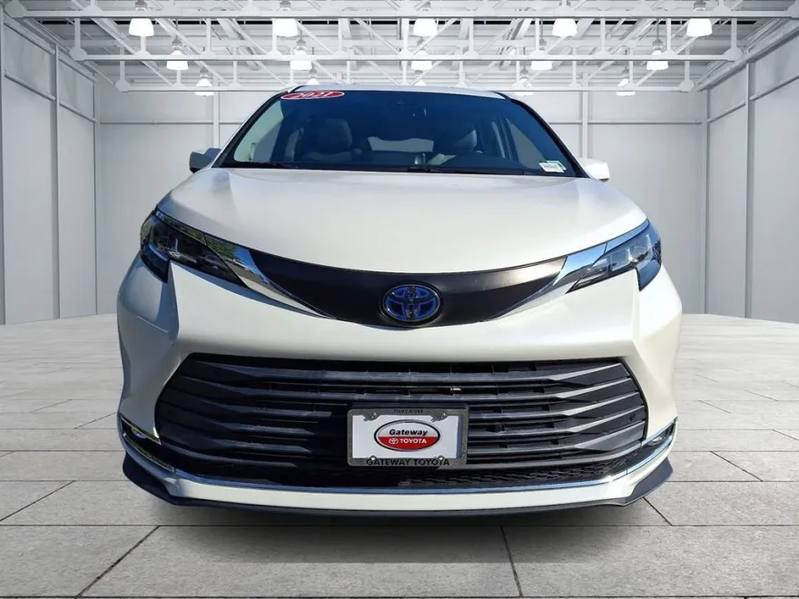 2021 Toyota Sienna XLE photo 1