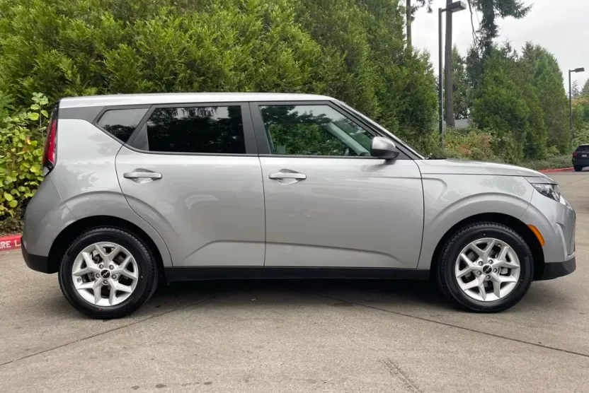 2023 Kia Soul LX photo 1